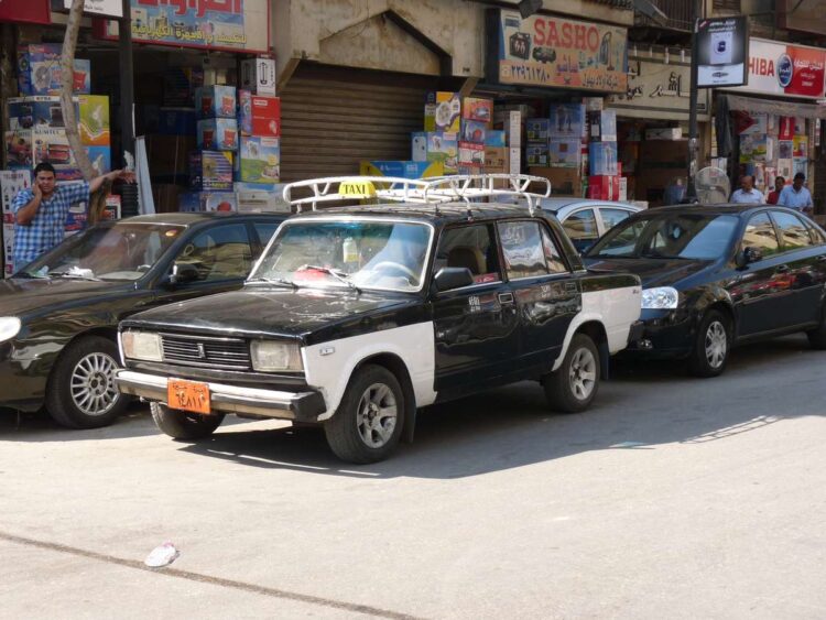 Черно-белое такси в Египте