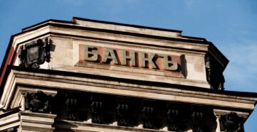 Санкции против банков России в 2022 году оставили туристов без карт и денег за границей