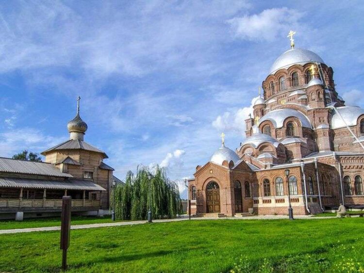 Автобусная экскурсия из Казани в Свияжск, Раифский монастырь и Храм всех религий
