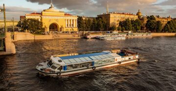 Санкт-Петербург открыл сезон водных прогулок и туристических экскурсий по рекам и каналам