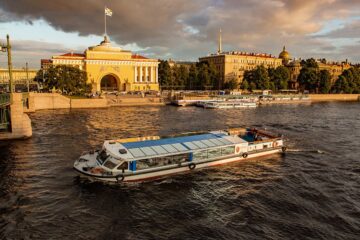 Вы сейчас просматриваете Санкт-Петербург открыл сезон водных прогулок и туристических экскурсий по рекам и каналам