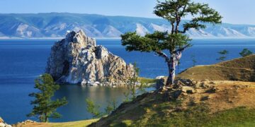 You are currently viewing Паромная переправа на излюбленный остров туристов Ольхон на Байкале открывается на летний сезон