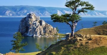 Паромная переправа на излюбленный остров туристов Ольхон на Байкале открывается на летний сезон