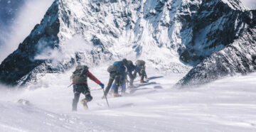Не шутите с Эльбрусом: и туристы, и их спасатели застряли на горе из-за непогоды