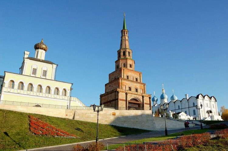 вид на башню Сююмбике со стороны Кремля