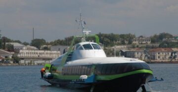 С ветерком и брызгами: между Севастополем и Ялтой по морю начинает ходить скоростное судно «Комета»