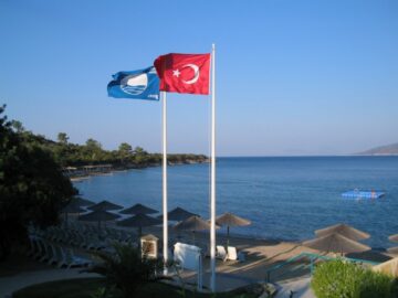 Вы сейчас просматриваете Лучше, качественнее, безопаснее: в Турции увеличилось число пляжей с Голубым флагом