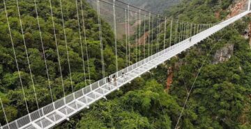 Долгая прогулка над бездной: самый длинный в мире стеклянный мост построен над ущельем Вьетнама