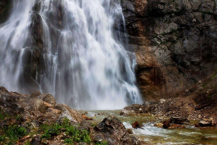 Поток воды Гегского водопада