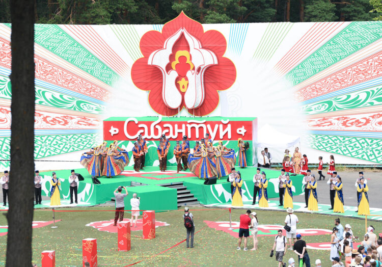 Выступление народных артистов на празднике Сабантуя в Казани 