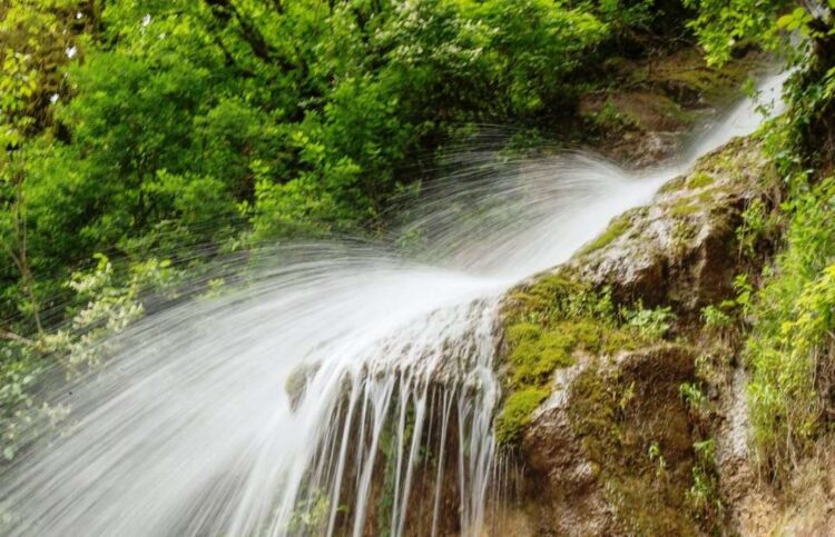Вид на водопад Мужские слезы в Абхазии