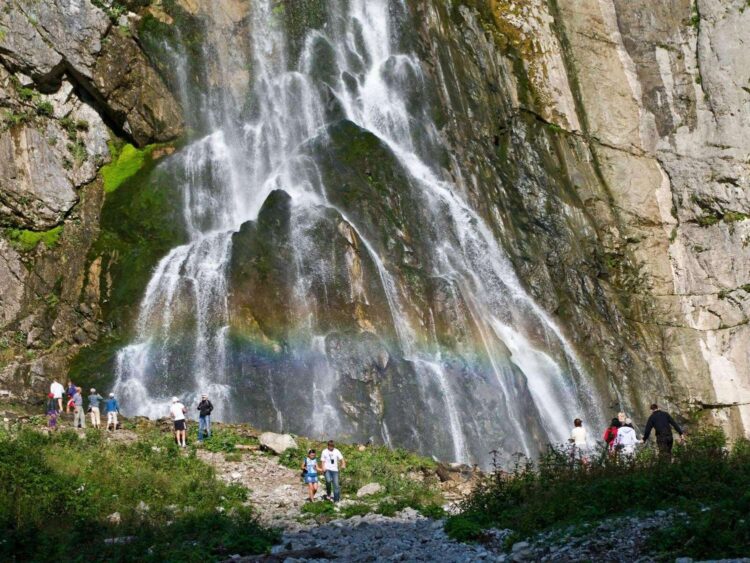 туристы на Гегском водопаде