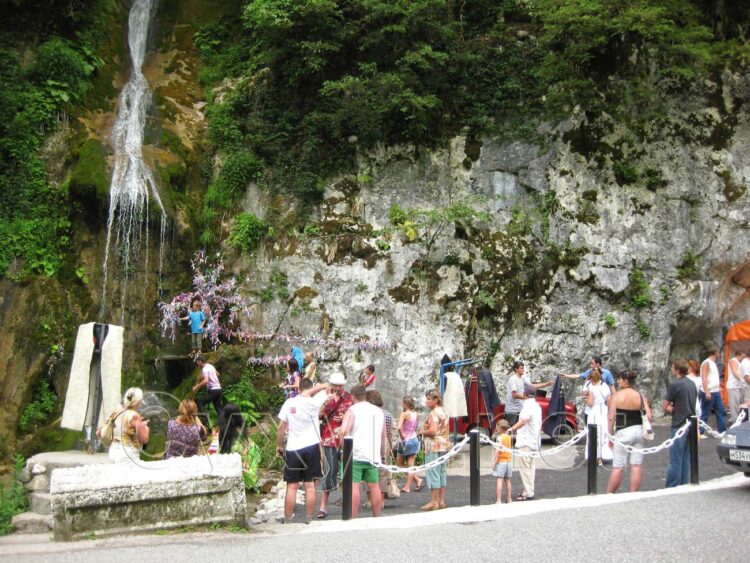 Туристы на водопаде Мужские слезы