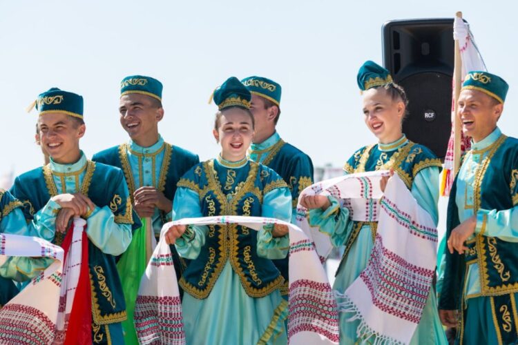 Традиционные костюмы и вышивка на празднике Сабантуя в Казани