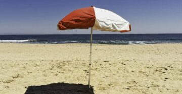 Скандал на пляже Крыма: с туристов потребовали оплатить тень, в которой играл ребенок