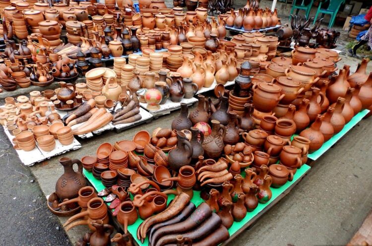 Огромное разнообразие посуды на рынках Абхазии
