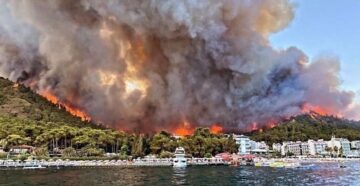 Турция вновь в огне: из-за сильнейшего пожара в Мармарисе эвакуировали тысячи человек