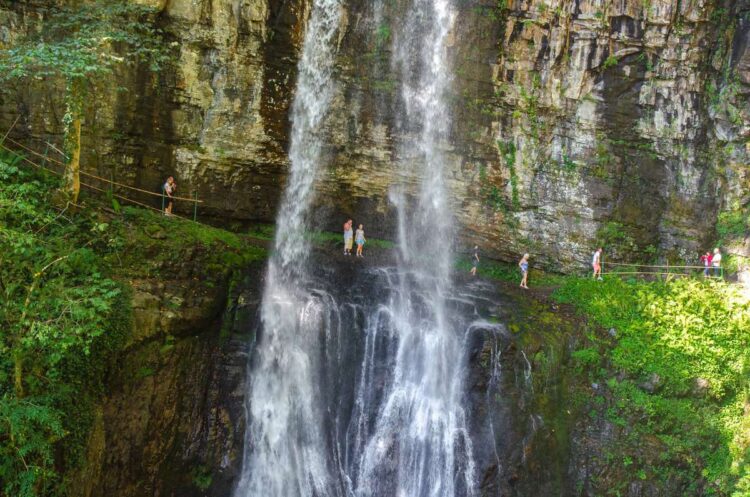 Туристы на водопаде Великан