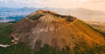 Роковое селфи: американский турист упал в кратер вулкана Везувия в Италии, делая фото