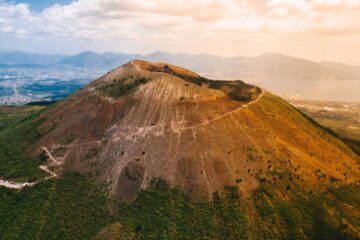 You are currently viewing Роковое селфи: американский турист упал в кратер вулкана Везувия в Италии, делая фото