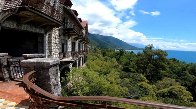 Замок принца ольденбургского в гаграх фото