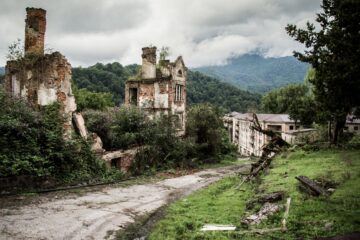 Вы сейчас просматриваете Город-призрак Акармара в Абхазии