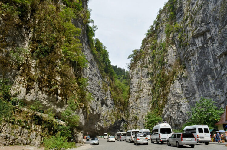 Автомобили в каньоне Абхазии