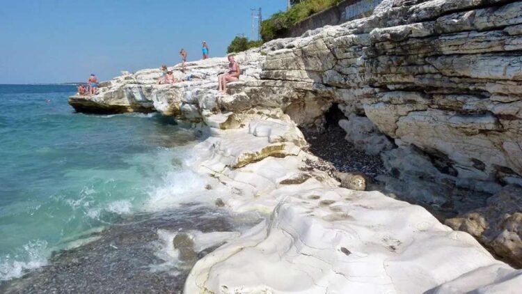 Туристы могут купаться на пляже Белые скалы