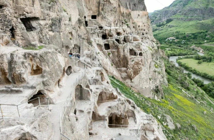 Скальный монастырь в селе Отхара