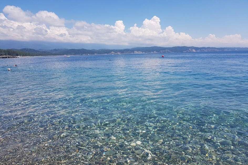 Погода пицунда температура воды в море. Пицунда Абхазия море. Прозрачное море Пицунда Абхазия. Пицунда пляж. Пицунда чистое море.