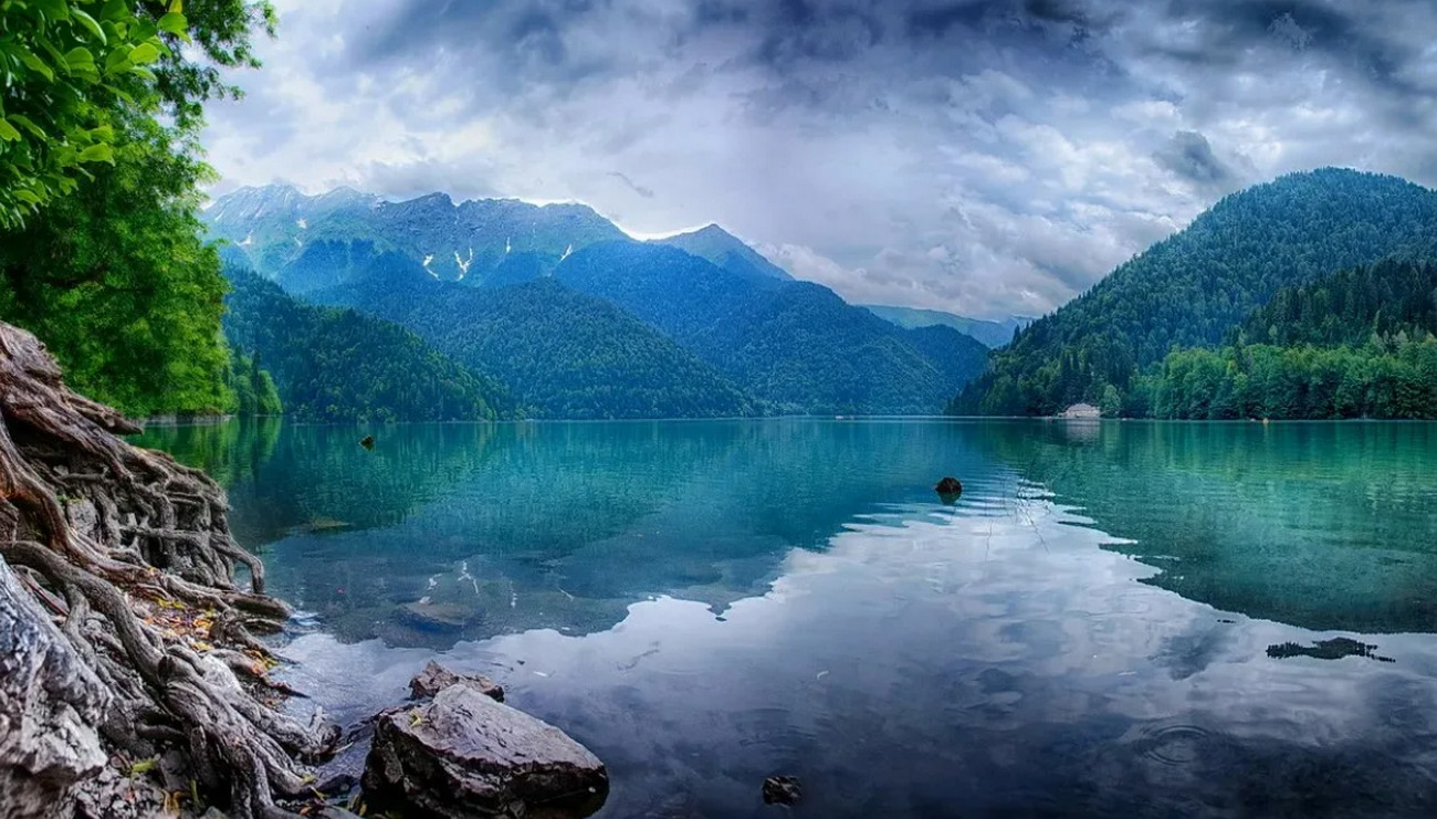 озеро рица в абхазии летом