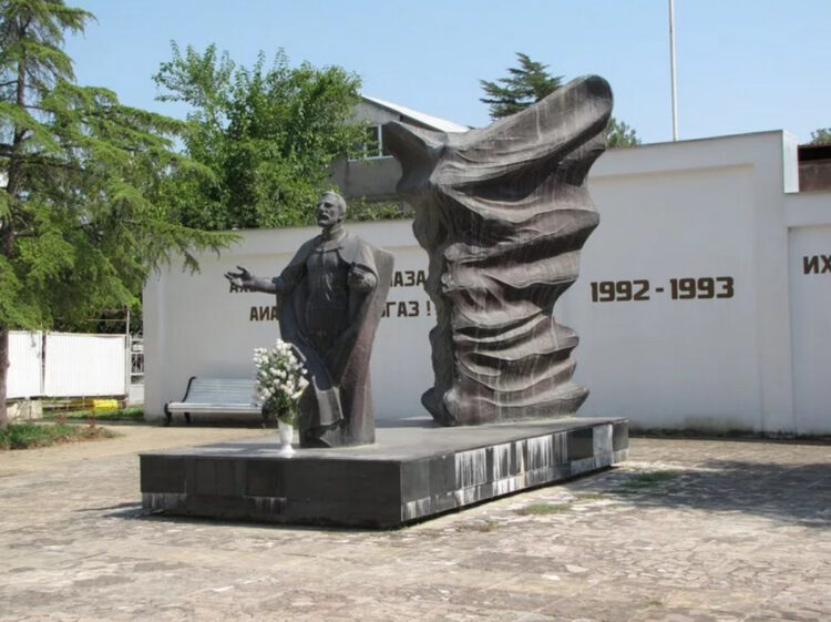 Памятник защитникам Родины в Отечественной войне 1992-1993 гг