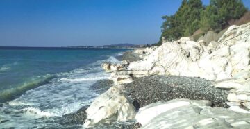 Пляж Белые скалы в Абхазии рядом с Цандрипшем