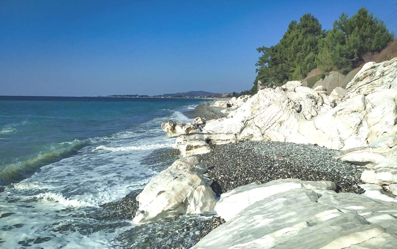Пляж Белые скалы в Абхазии: как добраться, на карте, отдых, фото и описание