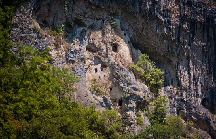 Скальный Монастырь в Отхара