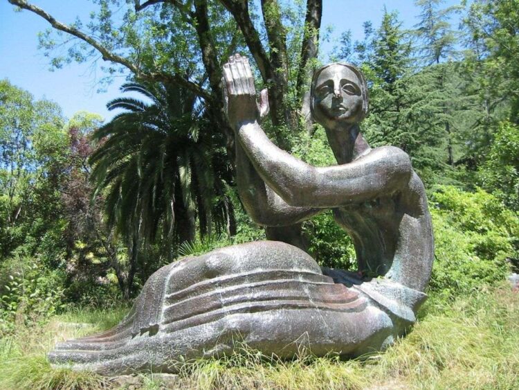 Скульптура Медея в Гагре
