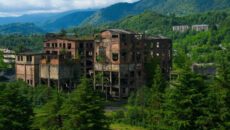 Заброшенный город Ткуарчал в Абхазии