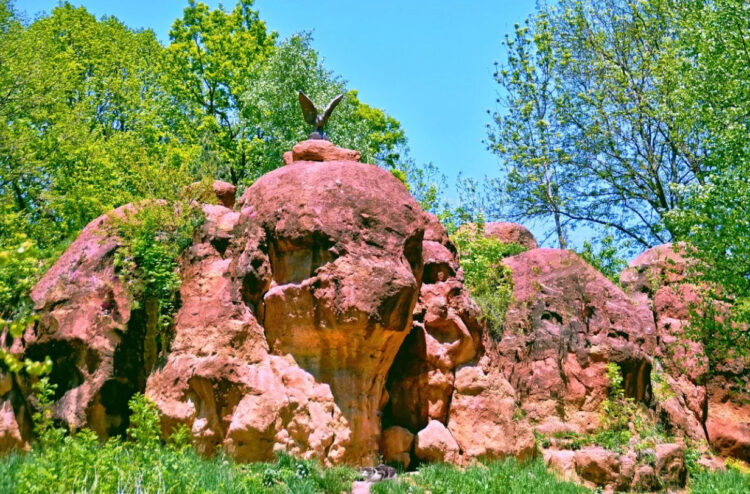 Красные камни в национальном парке Кисловодска