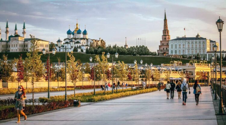 Кремлевская набережная в Казани летом