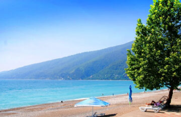 You are currently viewing Топ 15 лучших пляжей Абхазии, где можно купаться в 2023 году