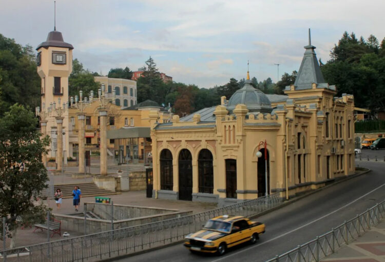 Здание железнодорожного вокзала Кисловодска