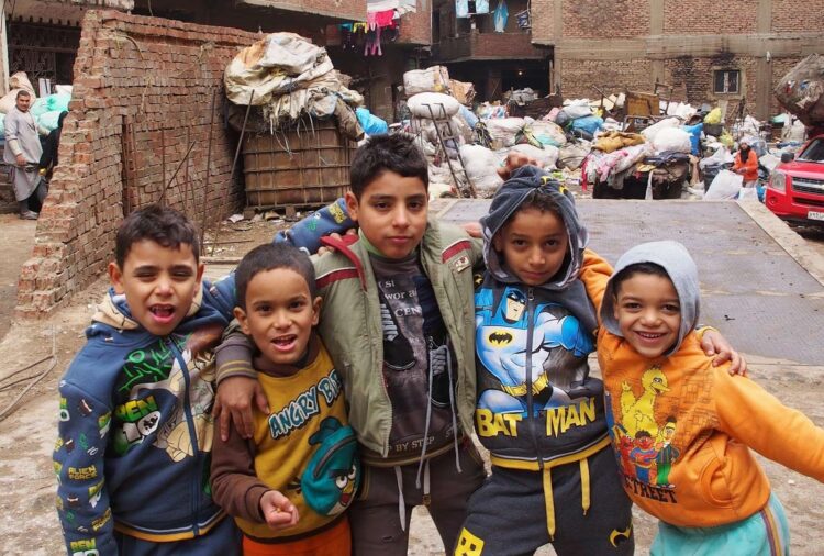 Дети в городе мусорщиков в Египте