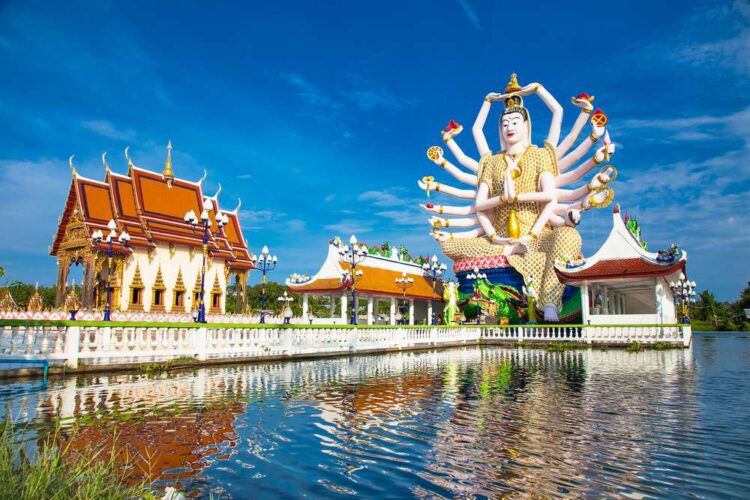 Храм Плай Лаем со статуей тысячерукой Kwan Im