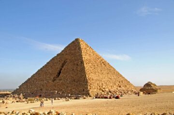 Вы сейчас просматриваете Пирамида Микерина в Египте — чем знаменита самая необычная пирамида Гизы