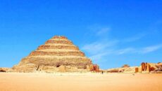 Ступенчатая пирамида Джосера — самая древняя пирамида Египта