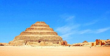 Ступенчатая пирамида Джосера — самая древняя пирамида Египта