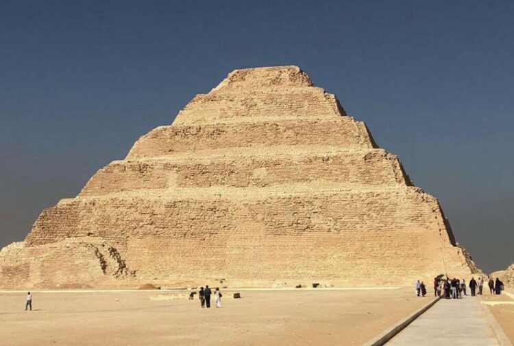 Вид на пирамиду Джосера в Саккаре