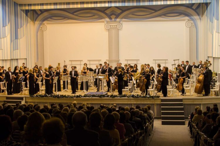 Выступление музыкантов в филармонии Кисловодска