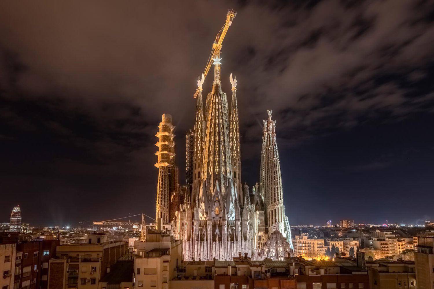 Саграда-фамилия две башни. Барселона архитектура гауди храм святого. Саграда фамилия достроили башню. Саграда фамилия когда достроят. Храм святого семейства барселона.