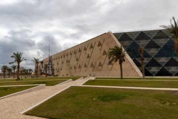 You are currently viewing Приватный доступ к древностям: Большой египетский музей в Гизе открылся, но не для всех